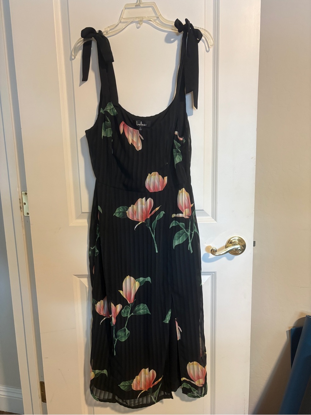Lulu’s Floral Tie-Shoulder Midi Dress in Black